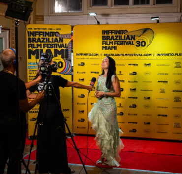 Mônica Carvalho Moves Miami Audience and Receives Standing Ovation for “Deixe-me Viver”