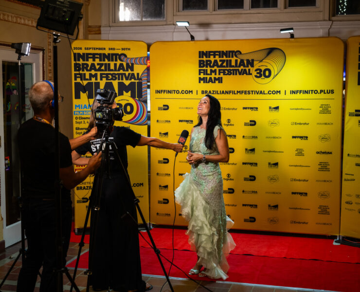 Mônica Carvalho Moves Miami Audience and Receives Standing Ovation for “Deixe-me Viver”